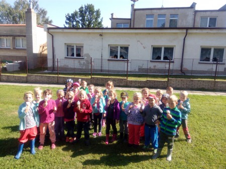Děkujeme rodině Velebných, kteří darovali všem dětem točenou zmrzlinu.